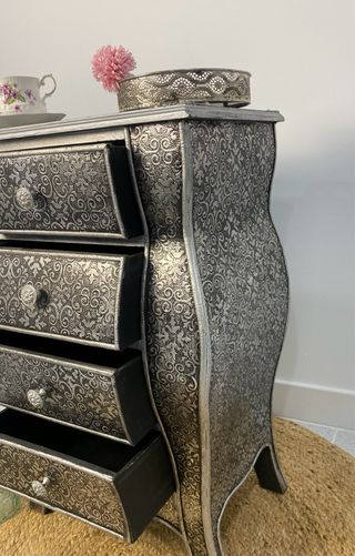 Cómoda cajones madera y pan de plata