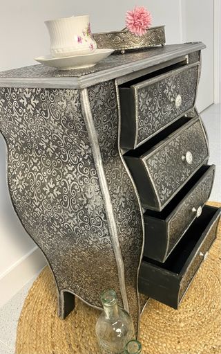 Cómoda cajones madera y pan de plata