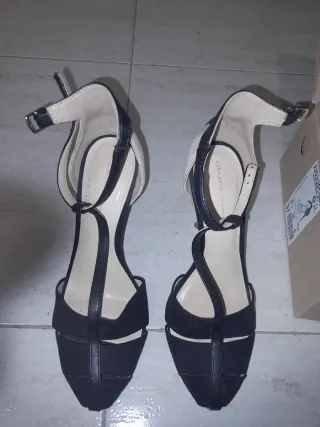 Zapatos de tacón Zara beige y negro