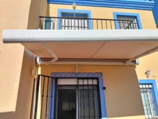 Toldo extensible con cofre 2,95x2m