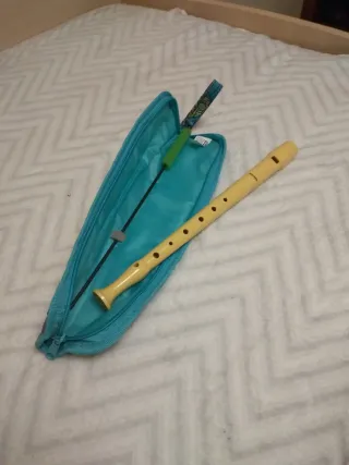 Flauta dulce amarilla con funda