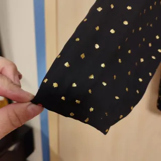 Blusa negra con topos dorados