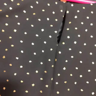 Blusa negra con topos dorados