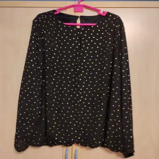 Blusa negra con topos dorados