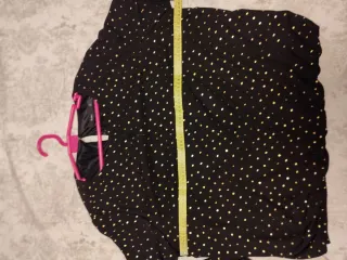 Blusa negra con topos dorados