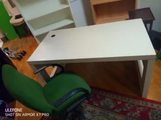 Mesa de oficina blanca grande, pesada, robusto.