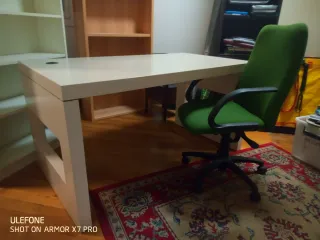 Mesa de oficina blanca grande, pesada, robusto.