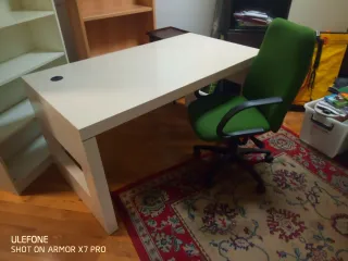 Mesa de oficina blanca grande, pesada, robusto.