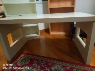 Mesa de oficina blanca grande, pesada, robusto.