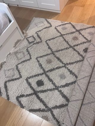 Alfombra de tela beige y gris