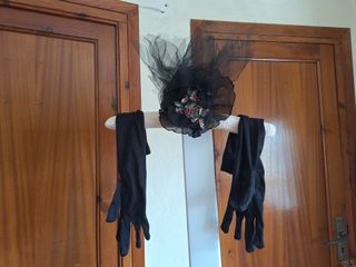 Tocado y guantes negros obra Drácula.