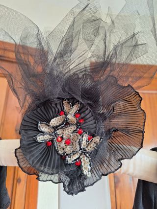 Tocado y guantes negros obra Drácula.