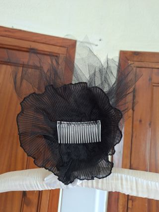 Tocado y guantes negros obra Drácula.