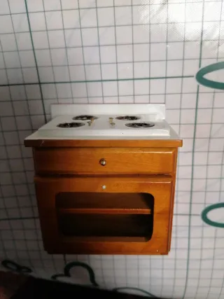 Cucina in miniatura in legno per casa delle bambole