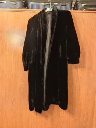 Abrigo negro largo de pelo sintético