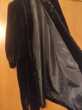 Abrigo negro largo de pelo sintético