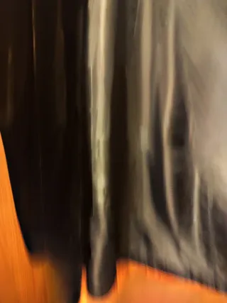 Abrigo negro largo de pelo sintético