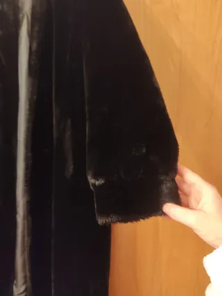 Abrigo negro largo de pelo sintético