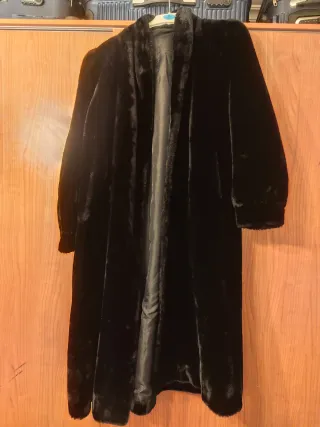 Abrigo negro largo de pelo sintético