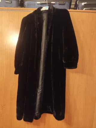 Abrigo negro largo de pelo sintético