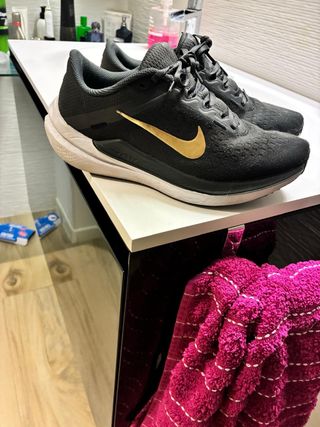 Zapatillas Nike Winflo 10 Negras y Doradas