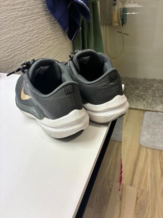 Zapatillas Nike Winflo 10 Negras y Doradas