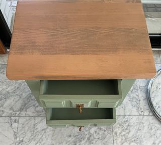 Mesita vintage · Verde oliva · Madera maciza