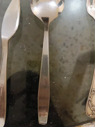 Cubertería de metal plateada y acero inoxidable