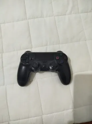 PS4 Negra con Mando y Joysticks