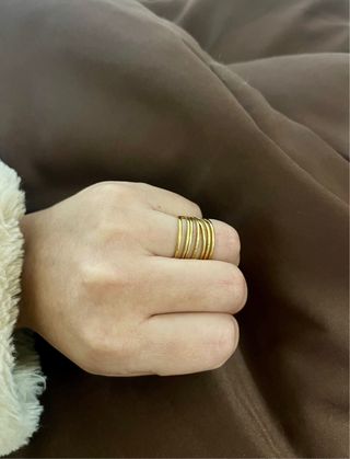 Anillo dorado fino apilable
