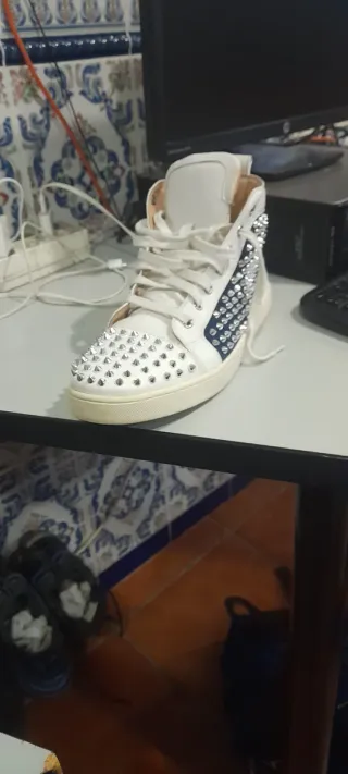 Christian Louboutin Zapatillas Blancas Tachuelas