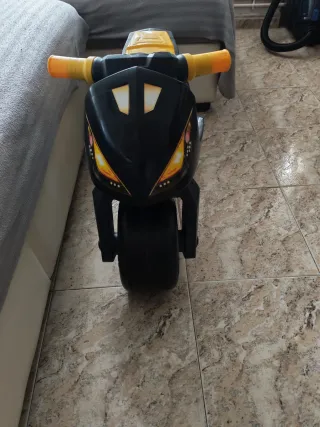 Moto Correpasillos Batman Negra y Amarilla