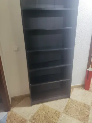 Estantería negra de madera