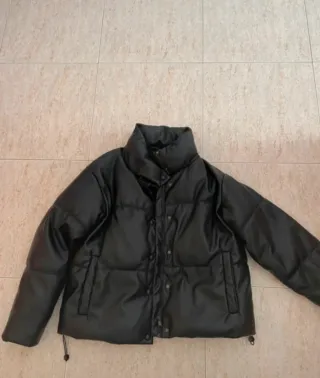 Chaqueta efecto piel negra