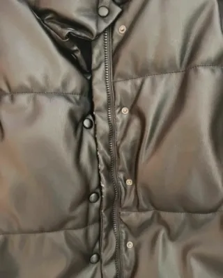 Chaqueta efecto piel negra