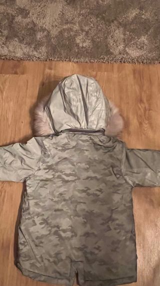 Plumífero niño/a camuflaje con capucha de pelo