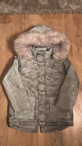 Plumífero niño/a camuflaje con capucha de pelo