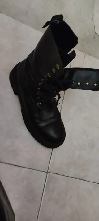 Stivali neri alti con lacci