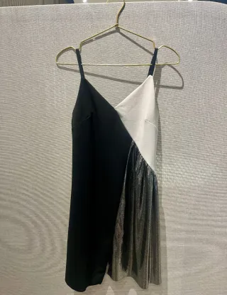 Vestido fiesta corto negro y plateado