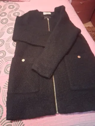 Abrigo negro con cremallera