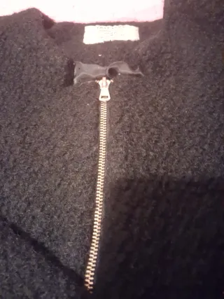 Abrigo negro con cremallera