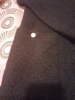 Abrigo negro con cremallera