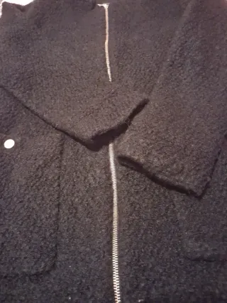 Abrigo negro con cremallera