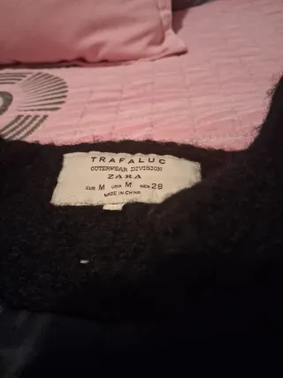 Abrigo negro con cremallera