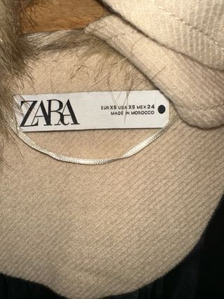 Elegante blazer largo beige con cuello de pelo