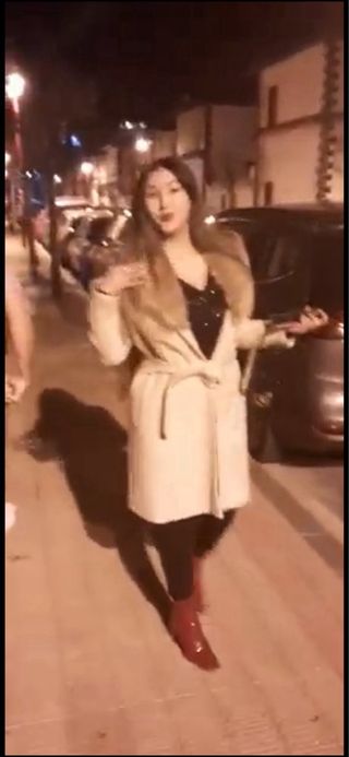 Elegante blazer largo beige con cuello de pelo