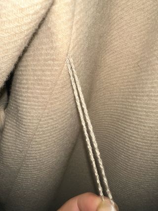 Elegante blazer largo beige con cuello de pelo