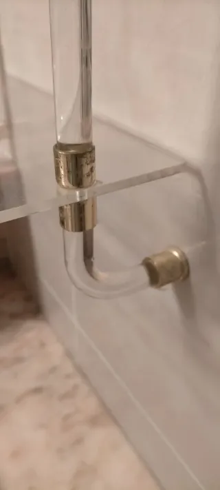 Estantería de metacrilato y metal