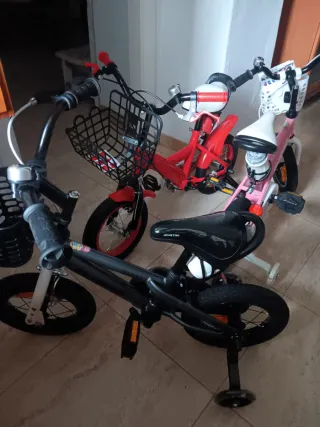 Bicicleta infantil negra con cesta
