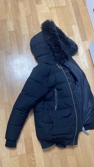 Abrigo negro Supply con capucha